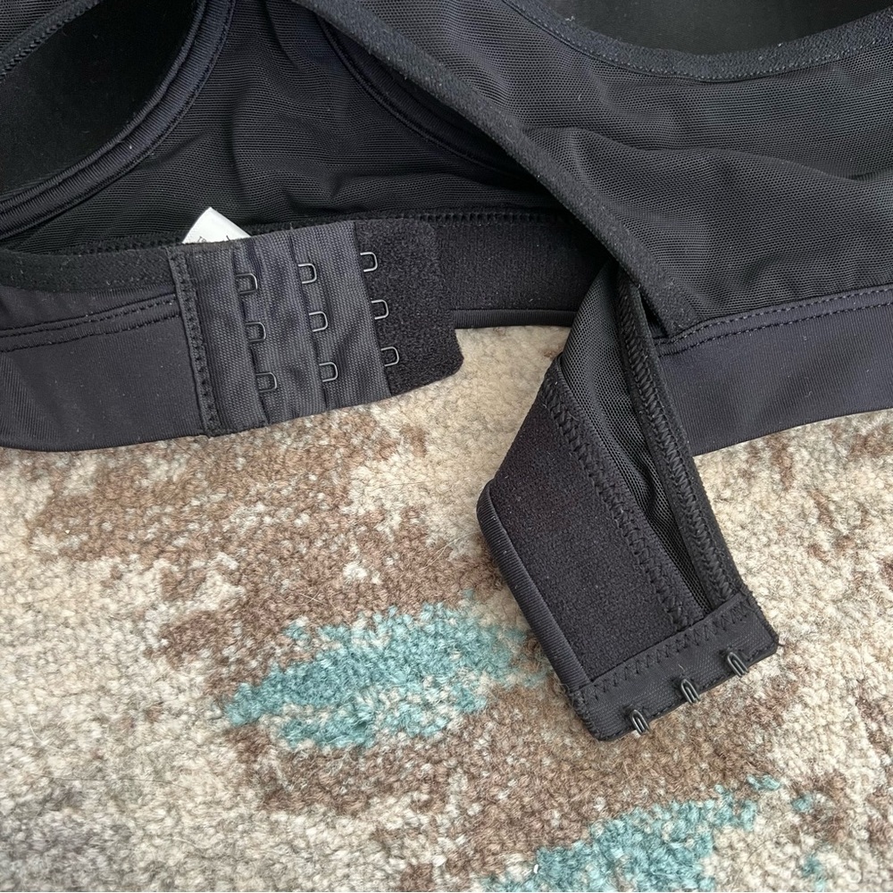 🍎 3/$30 Old Navy Active size 44DD black medium support sports bra - Picture 3 of 6